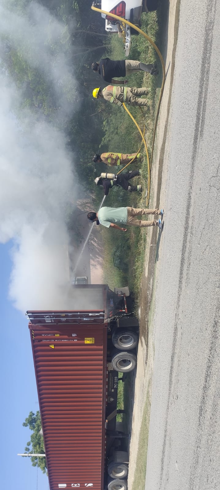 Incendio en tractocamión moviliza a bomberos en Ciudad Victoria