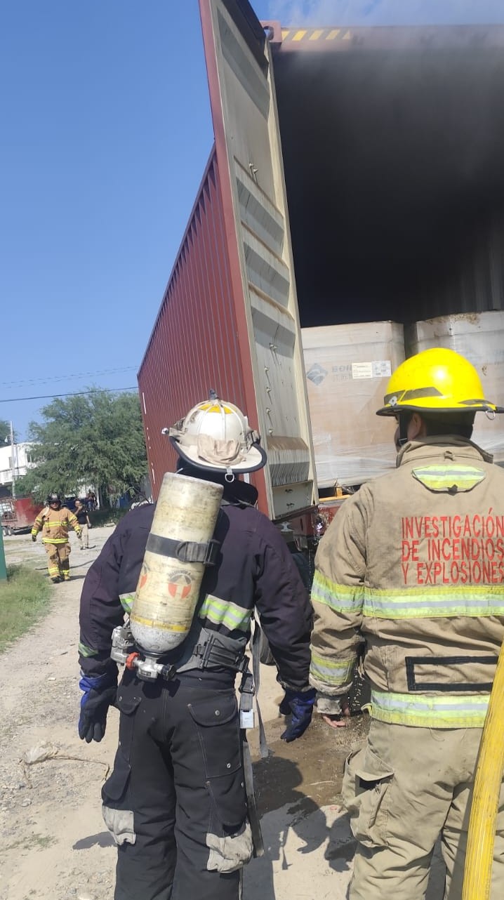 Incendio en tractocamión moviliza a bomberos en Ciudad Victoria