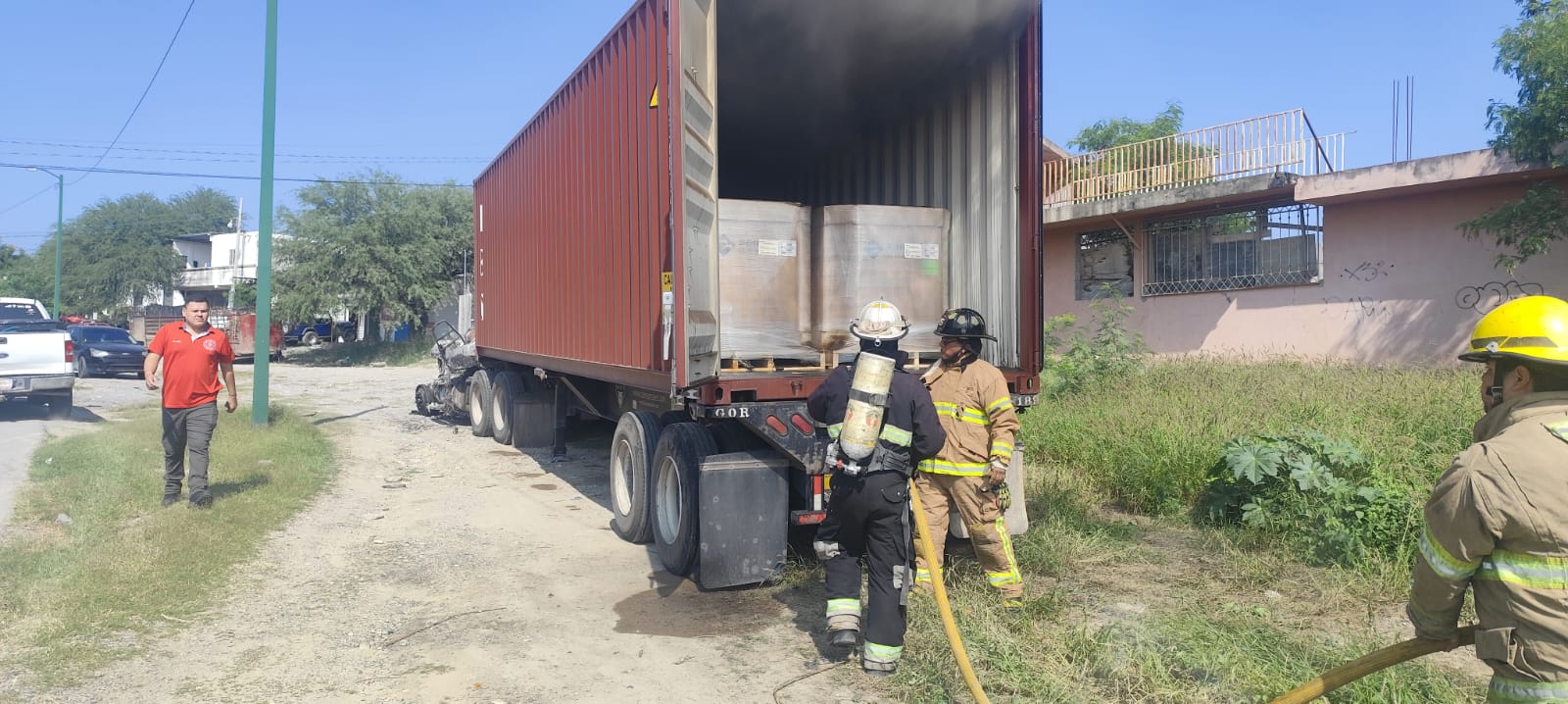 Incendio en tractocamión moviliza a bomberos en Ciudad Victoria
