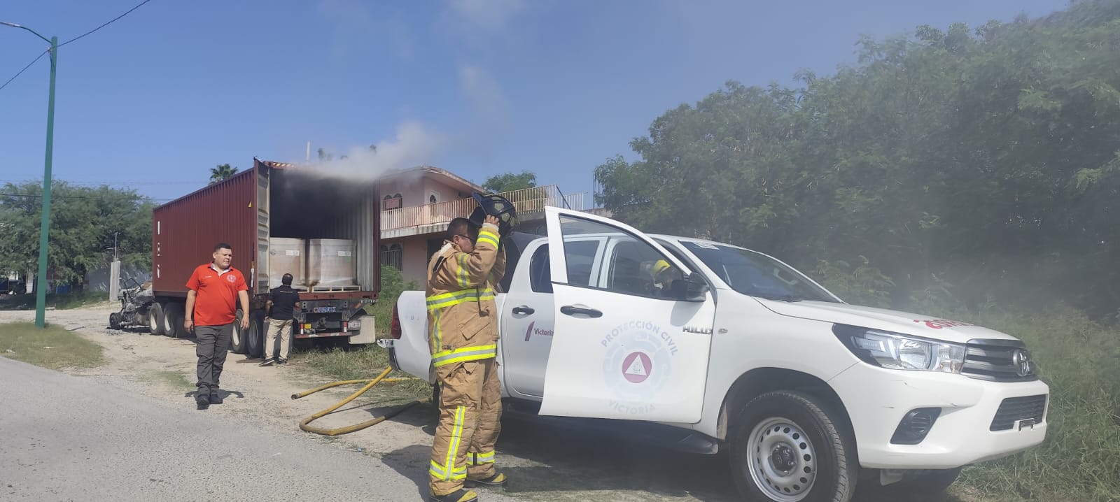 Incendio en tractocamión moviliza a bomberos en Ciudad Victoria