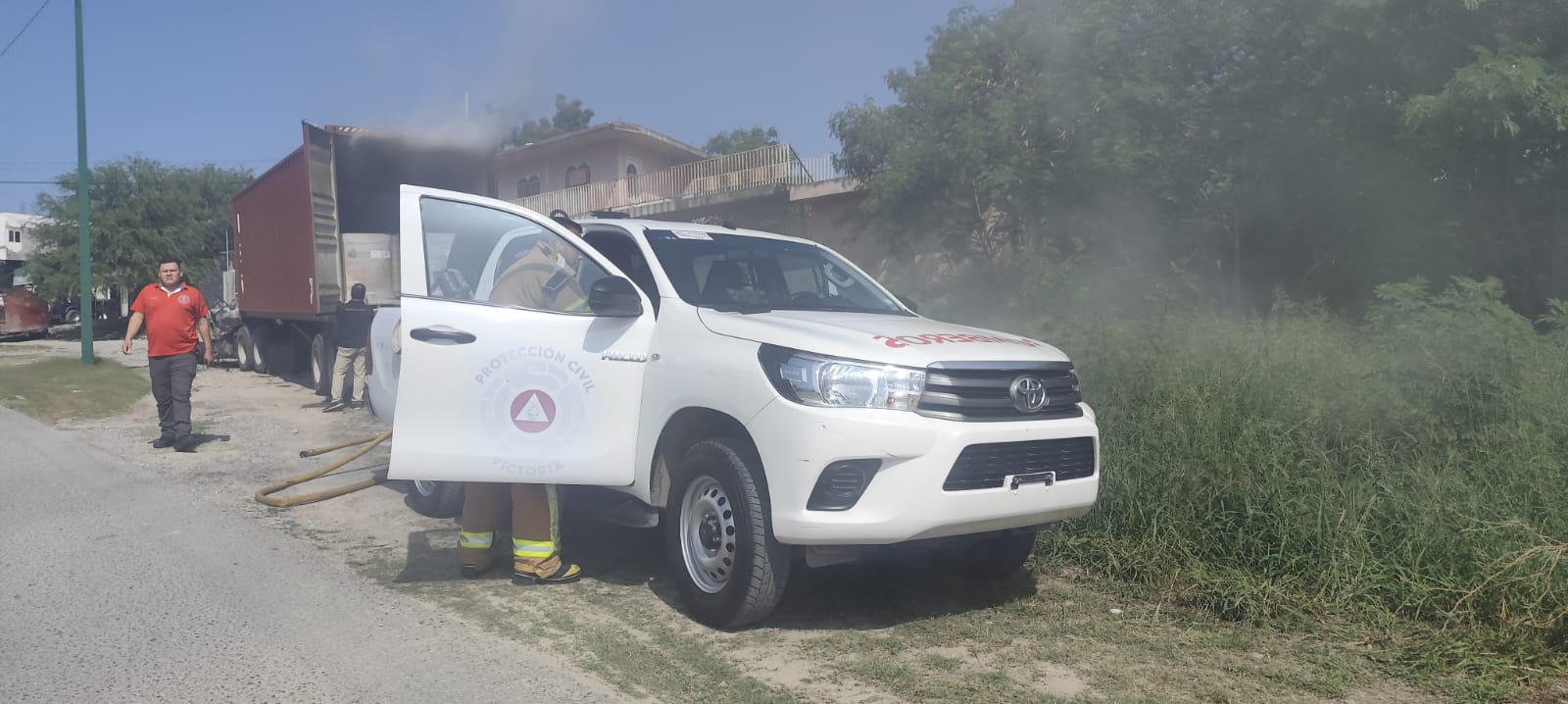 Incendio en tractocamión moviliza a bomberos en Ciudad Victoria