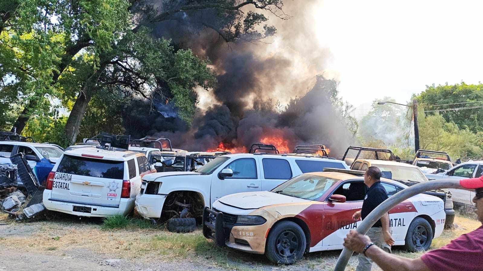 Patrullas de la Guardia Estatal calcinadas tras incendio en zacatal en Ciudad Victoria, Tamaulipas