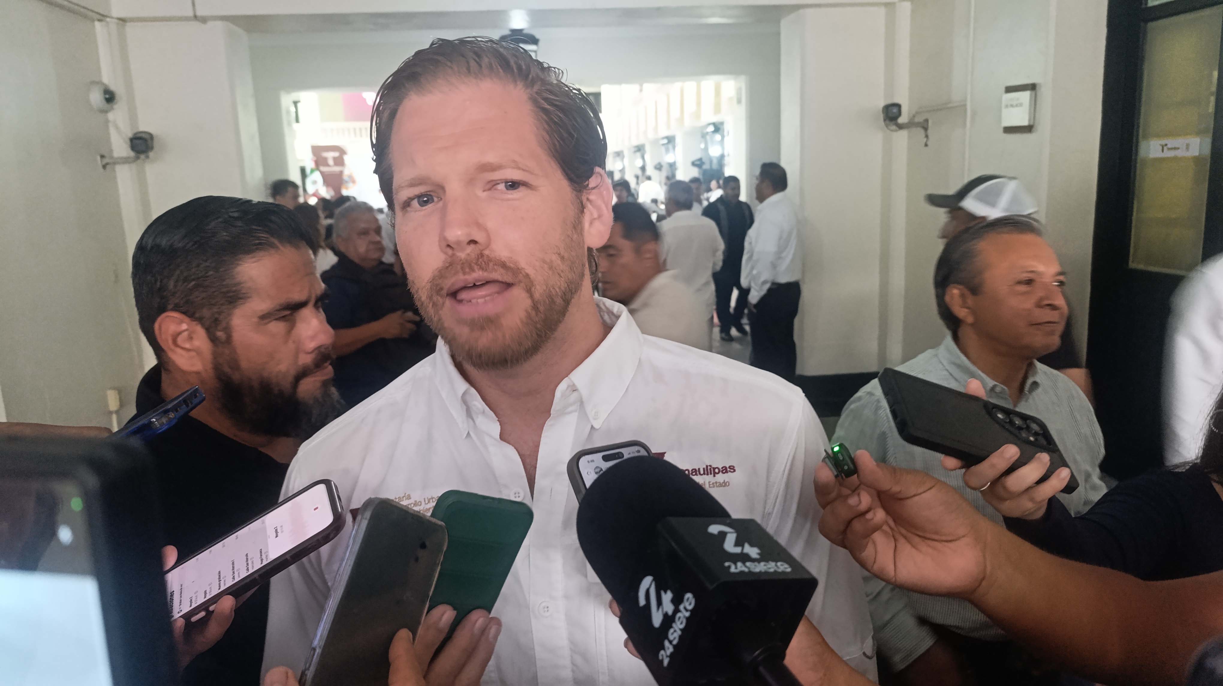 Karl Becker Hernández, secretario de Seduma, durante jornada de descacharrización en colonias de Ciudad Victoria, Tamaulipas
