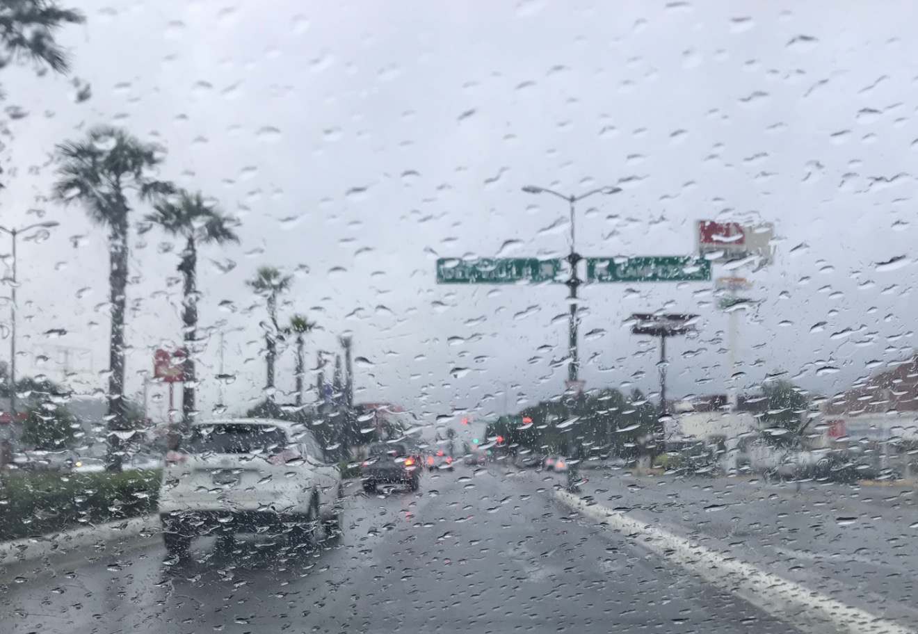 Lluvia intensa en Ciudad Victoria, Tamaulipas, con calles inundadas y operativo de Protección Civil activo