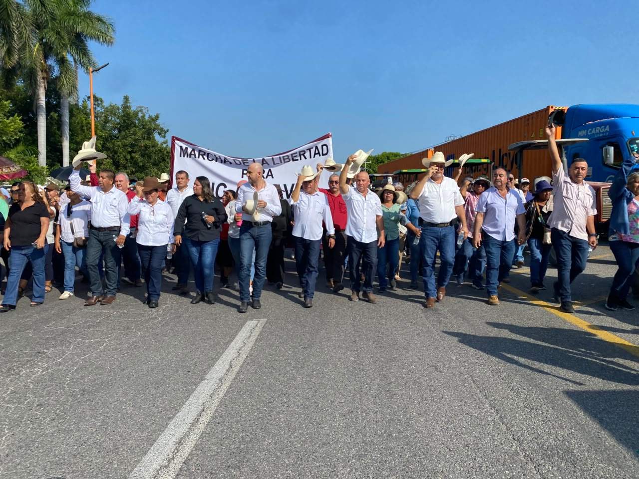 Manifestantes con tractores marchan en la carretera Victoria-Monterrey para exigir la libertad de Octavio Leal Moncada