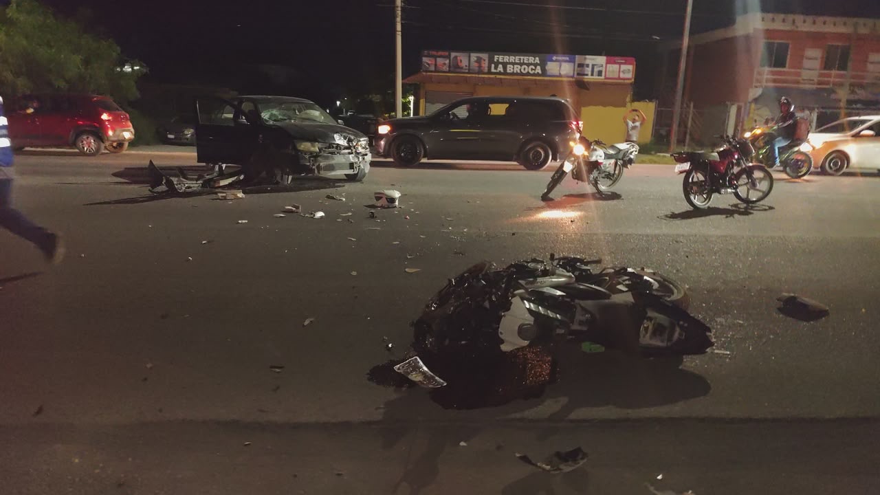 Motociclista atropellado en Ciudad Victoria yace sobre la Avenida de la Unidad tras choque con Volkswagen Jetta