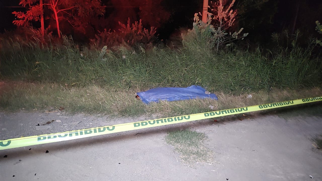 Escena del accidente donde un motociclista murió al ser impactado por una Suburban en la antigua carretera a Ciudad Mante