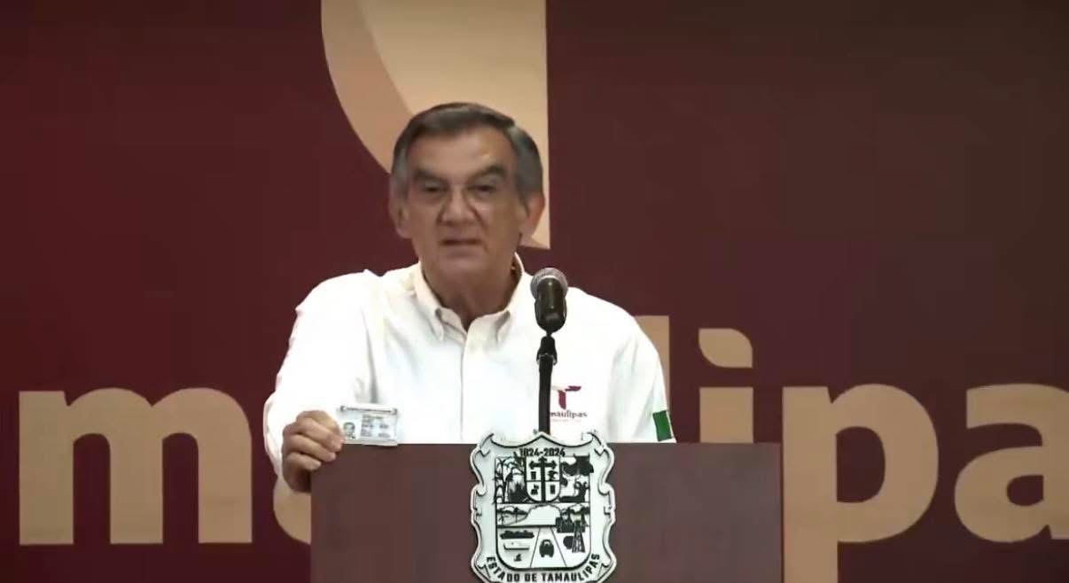 Muestra Américo su visa; analiza demanda.