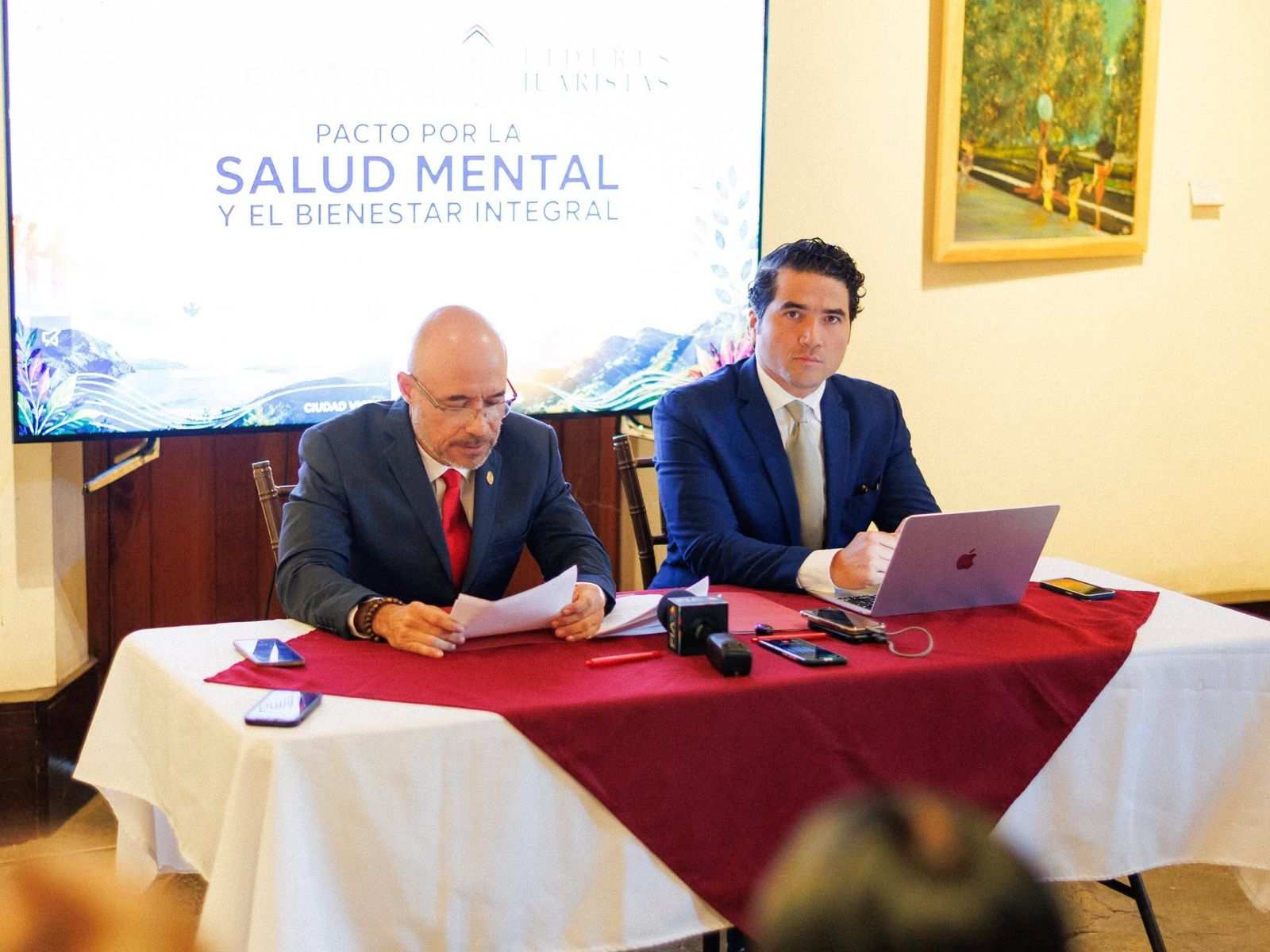 Jorge Torres Garza y Alberto Betancourt Ortiz durante la firma del Pacto por la Salud Mental y el Bienestar Integral en Ciudad Victoria, Tamaulipas