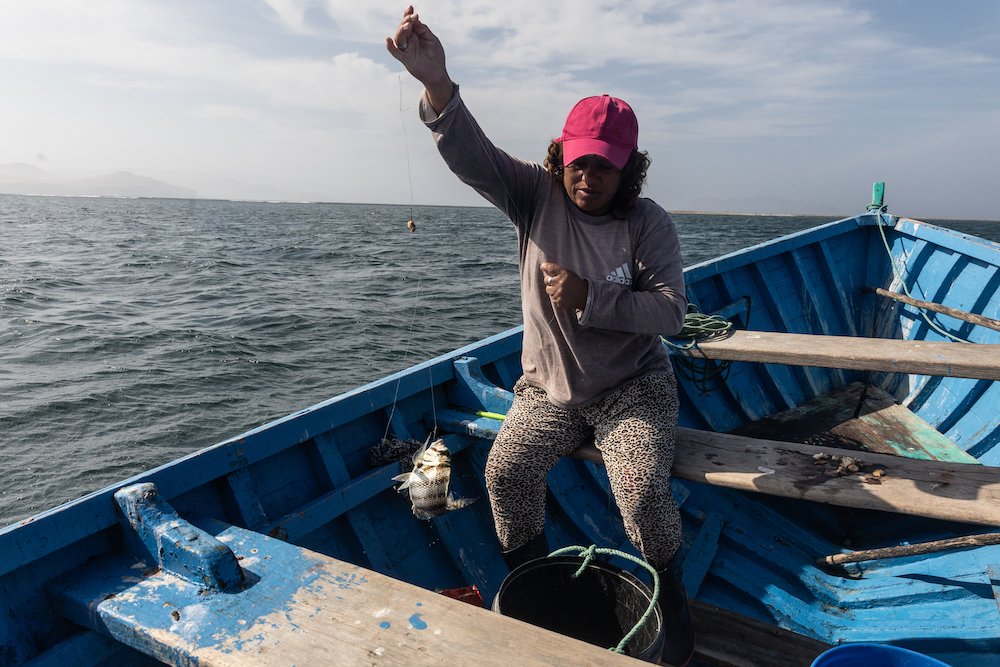 Pescadores en el litoral de Tamaulipas durante la temporada de pesca de camarón autorizada por Conapesca