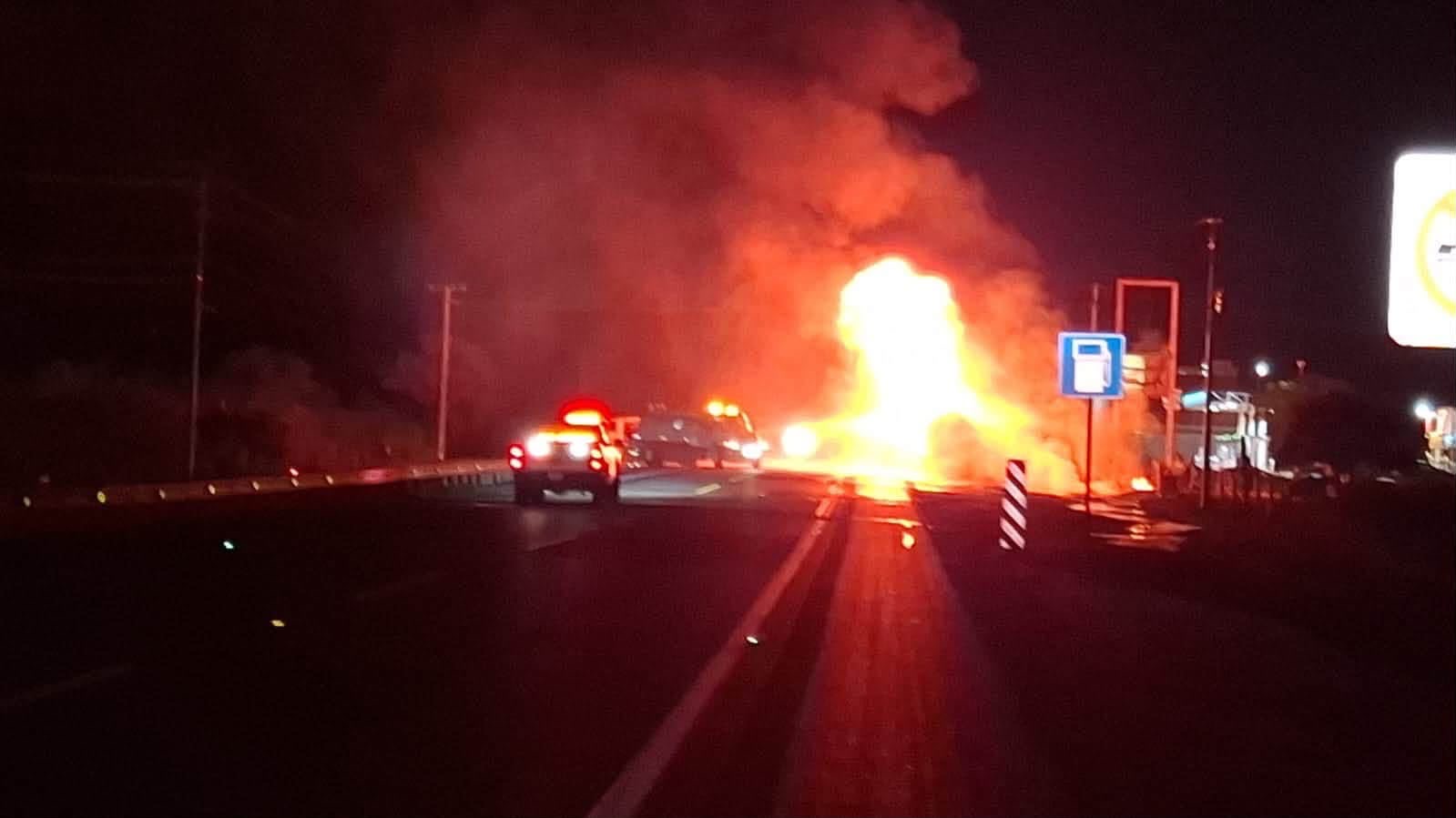 Explosión de pipa cierra la carretera Victoria–Tampico y daña tienda de conveniencia