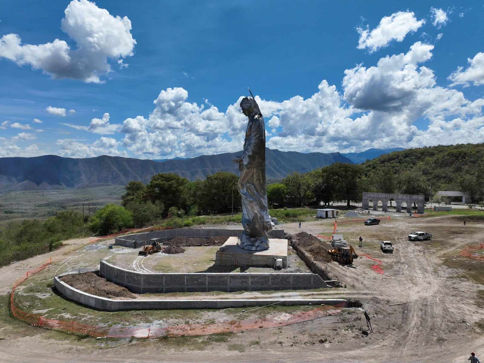 Obras Públicas concluye primera etapa de la plazoleta de la Virgen del Chorrito en Hidalgo