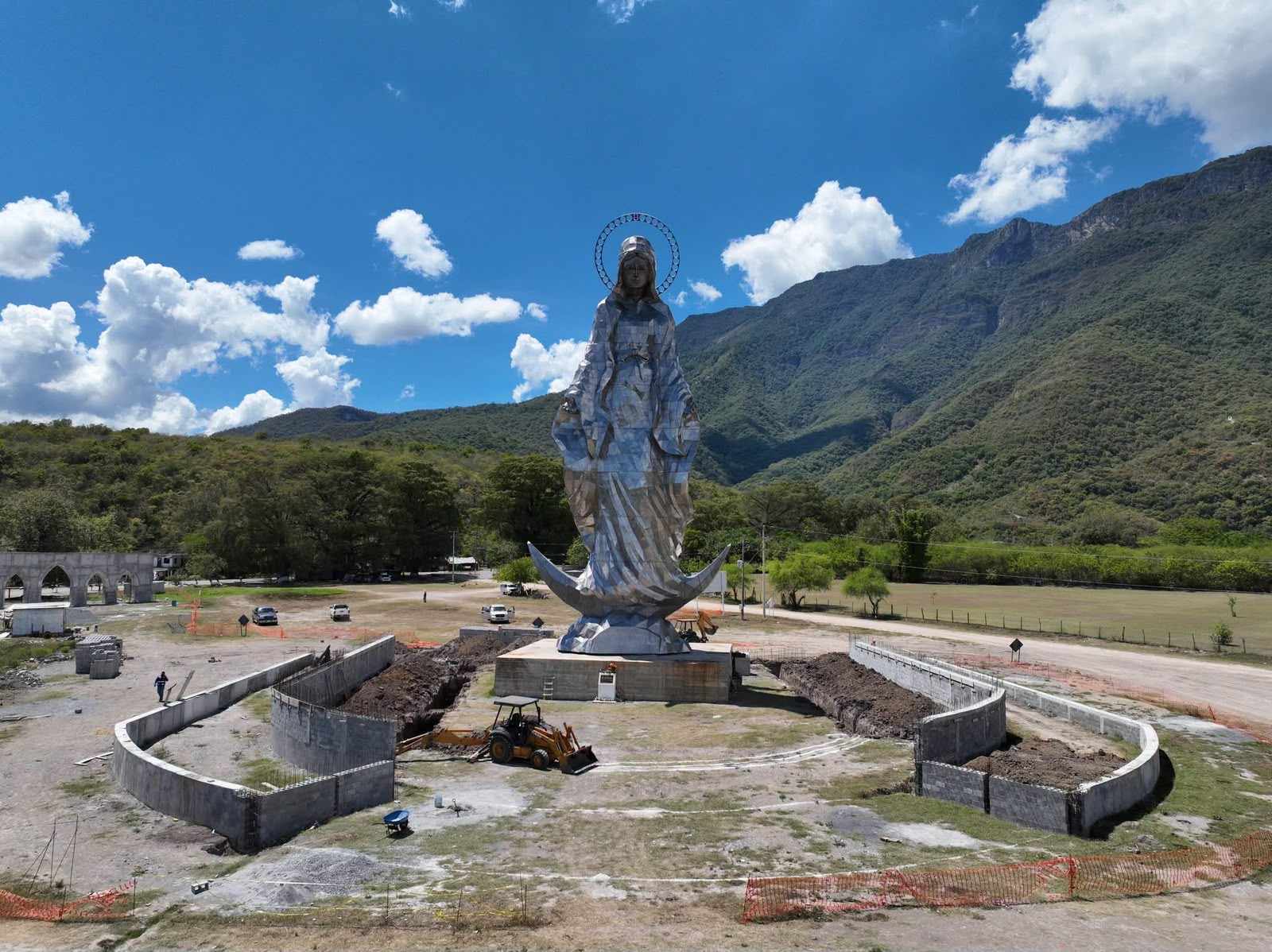 Obras Públicas concluye primera etapa de la plazoleta de la Virgen del Chorrito en Hidalgo