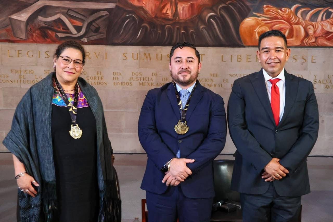 Magistrado presidente del TRIELTAM Édgar Iván Arroyo Villarreal recibe la Presea al Mérito Profesional 2026 de la SCJN