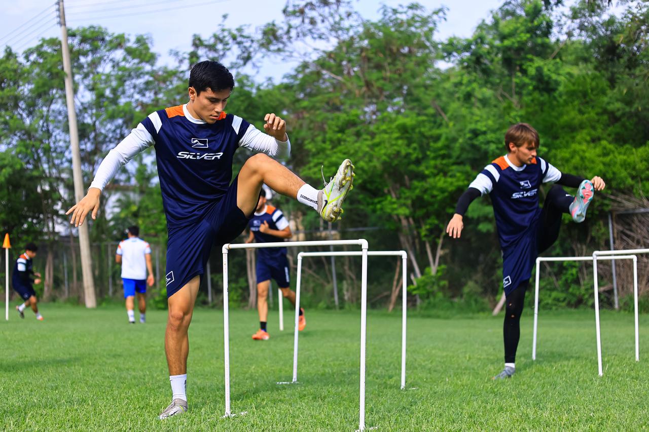Jugadores de Correcaminos UAT durante el primer entrenamiento de pretemporada Apertura 2026 en el Centro de Formación de Ciudad Victoria, Tamaulipas.