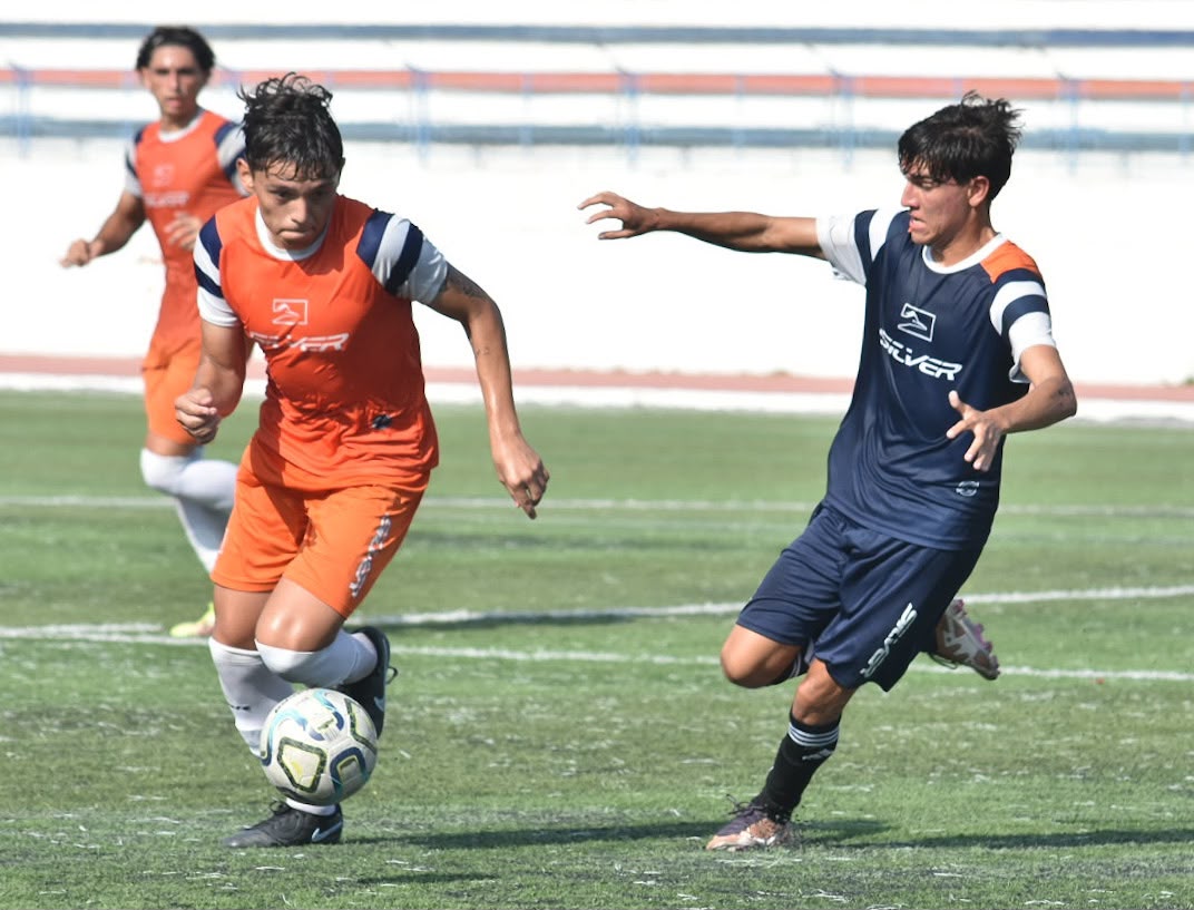 Jugadores juveniles de Correcaminos UAT en partido de pretemporada entre filiales de Premier y TDP en el estadio universitario de Ciudad Victoria