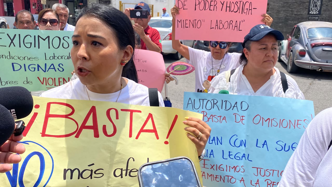 Docentes de la Zona Escolar 82 protestan frente a Palacio de Gobierno en Ciudad Victoria, Tamaulipas, con mantas exigiendo remoción de supervisora por acoso laboral.