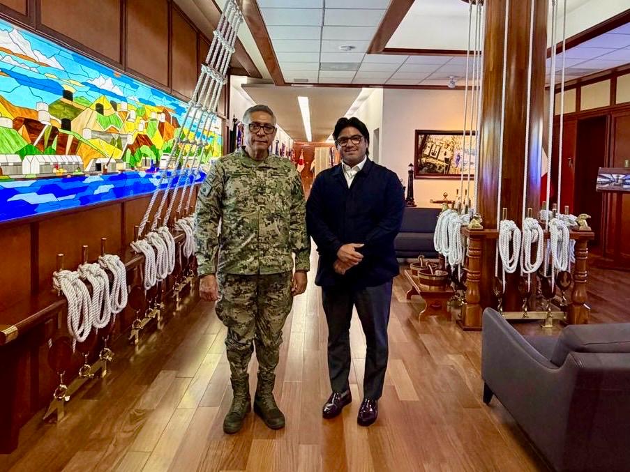 El secretario de Marina y el director de API Tamaulipas durante la reunión sobre el Puerto de Matamoros y el PODECOBI de Altamira.