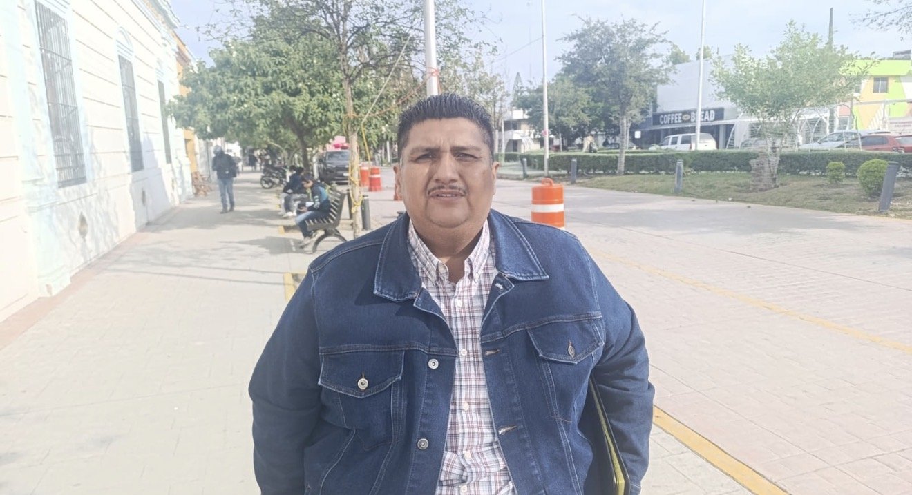 Productor agrícola en parcela de Tamaulipas durante proceso de reconversión agrícola