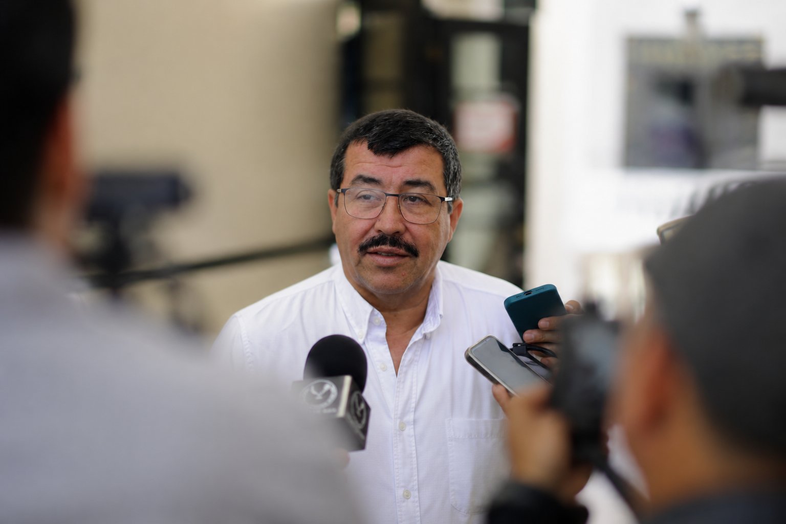 Rector de la UAT Dámaso Anaya Alvarado habla con medios en Palacio de Gobierno de Ciudad Victoria