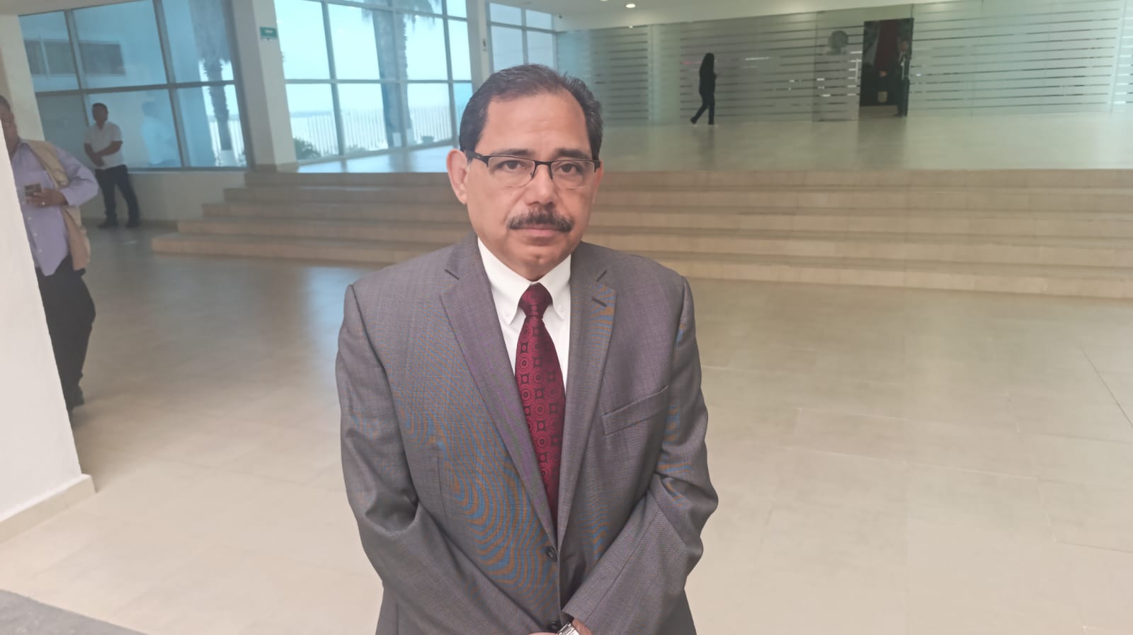 Billetes de dólar sobre una mesa, referencia a las remesas en Tamaulipas bajo presión por operativos migratorios en EU