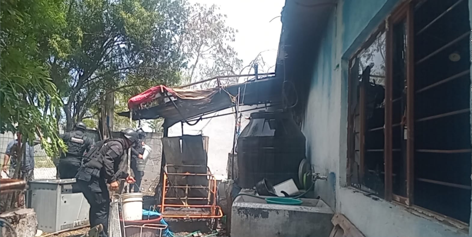Elementos de la Guardia Estatal durante rescate en incendio de vivienda en ejido Guadalupe Victoria