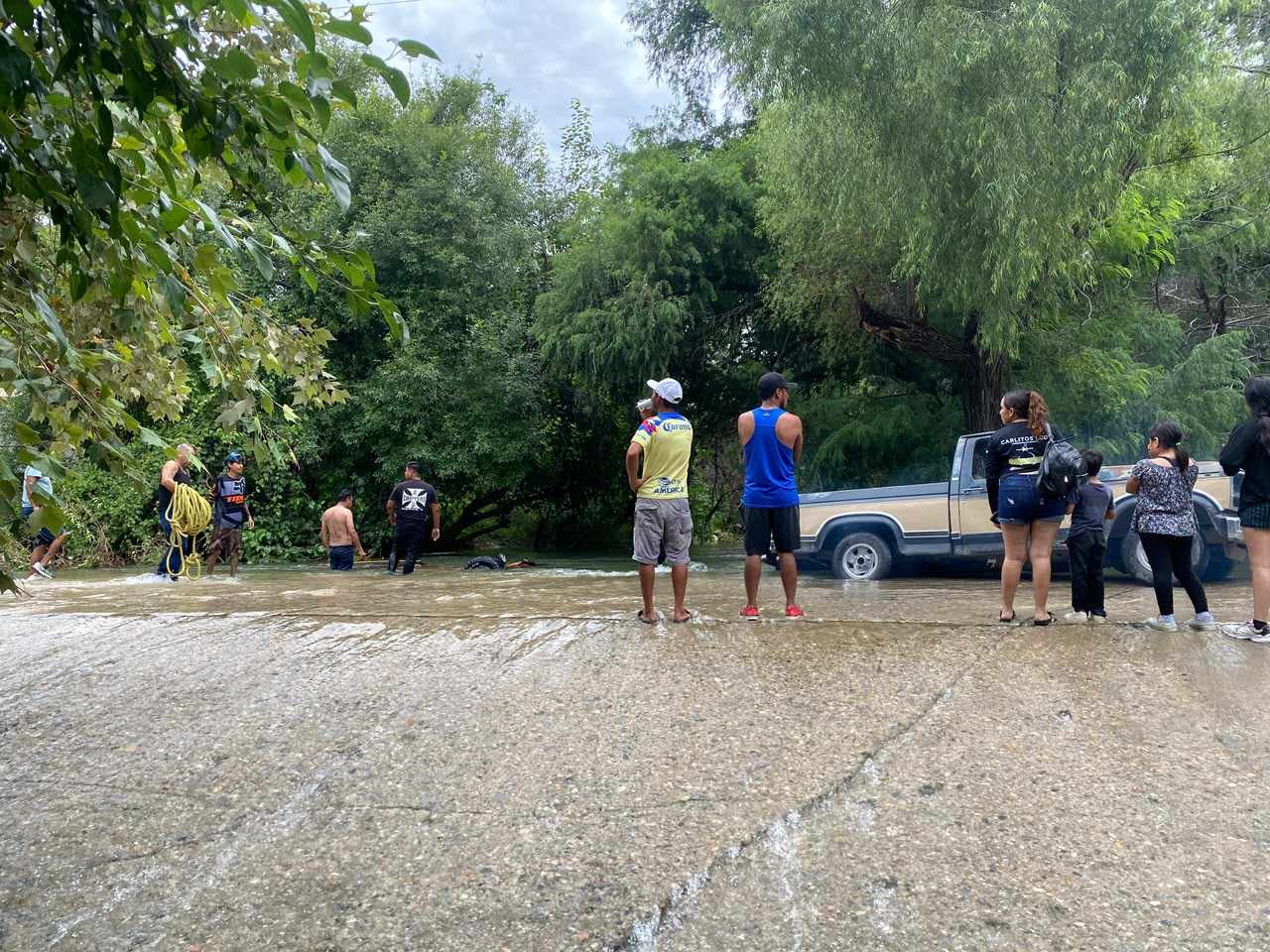 Elementos de la Guardia Estatal realizan rescate en vado río La Libertad Ciudad Victoria tras hundimiento de tubular