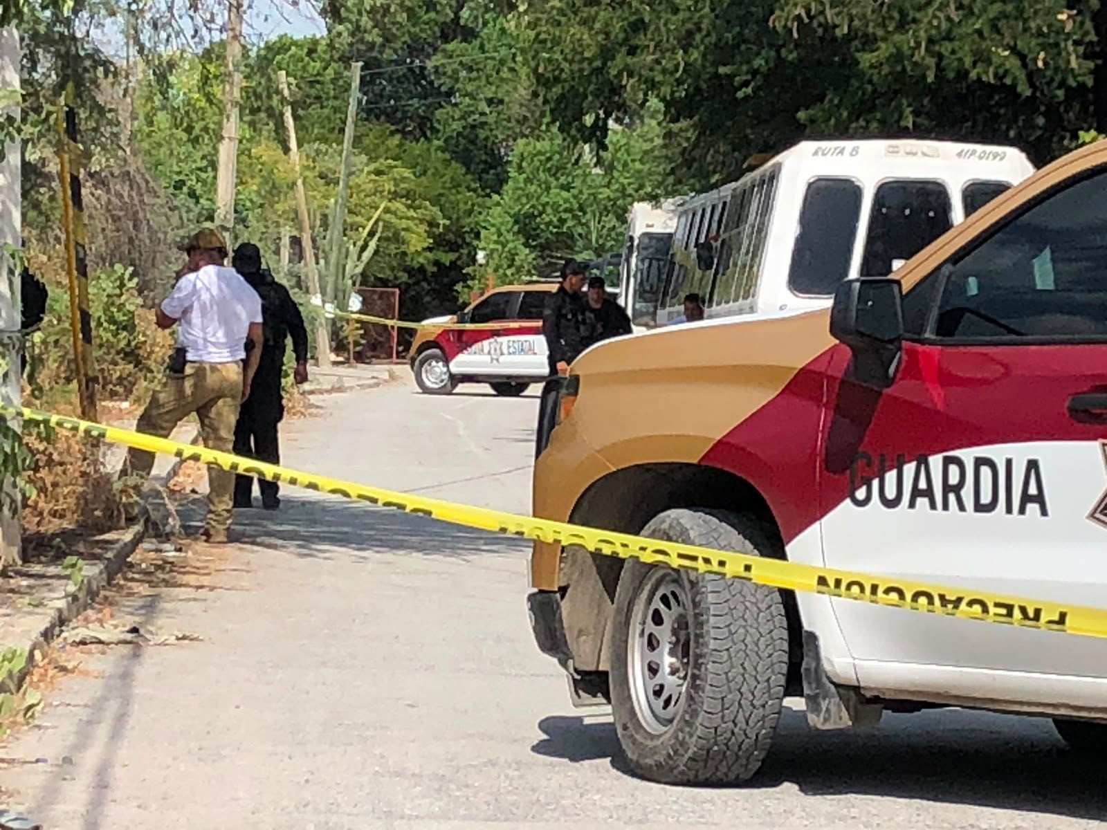 Peritos de la Fiscalía de Tamaulipas trabajan en el terreno baldío donde hallaron restos óseos en la colonia Loma Alta, Ciudad Victoria.