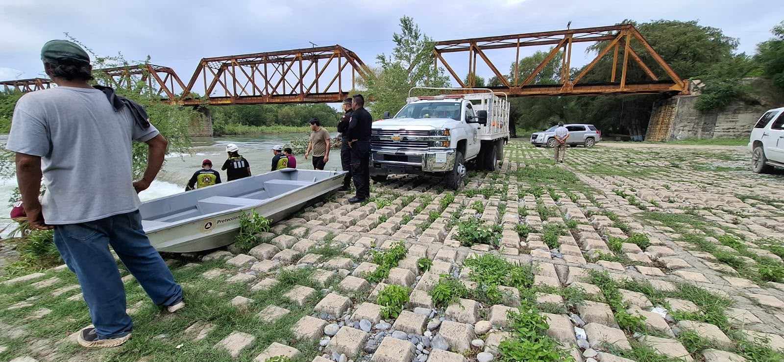 Elementos de Protección Civil en labores de búsqueda en el río Purificación, Tamaulipas