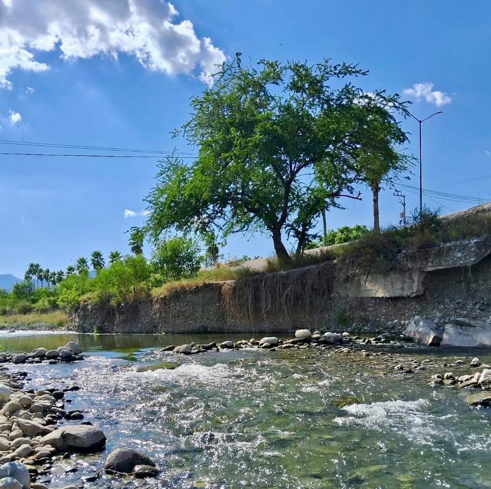 Trabajadores de la Seduma realizan el saneamiento del río San Marcos en Ciudad Victoria, Tamaulipas