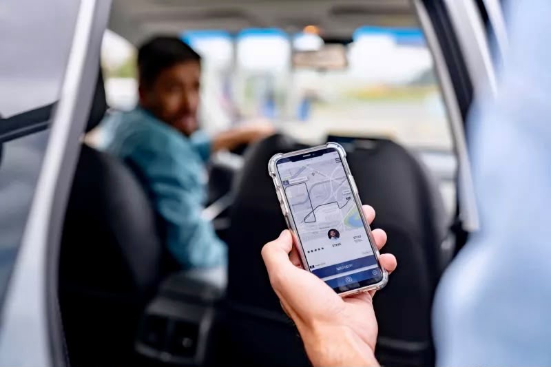 Conductor de Uber en Ciudad Victoria, Tamaulipas, con tarjetón de transporte público obligatorio