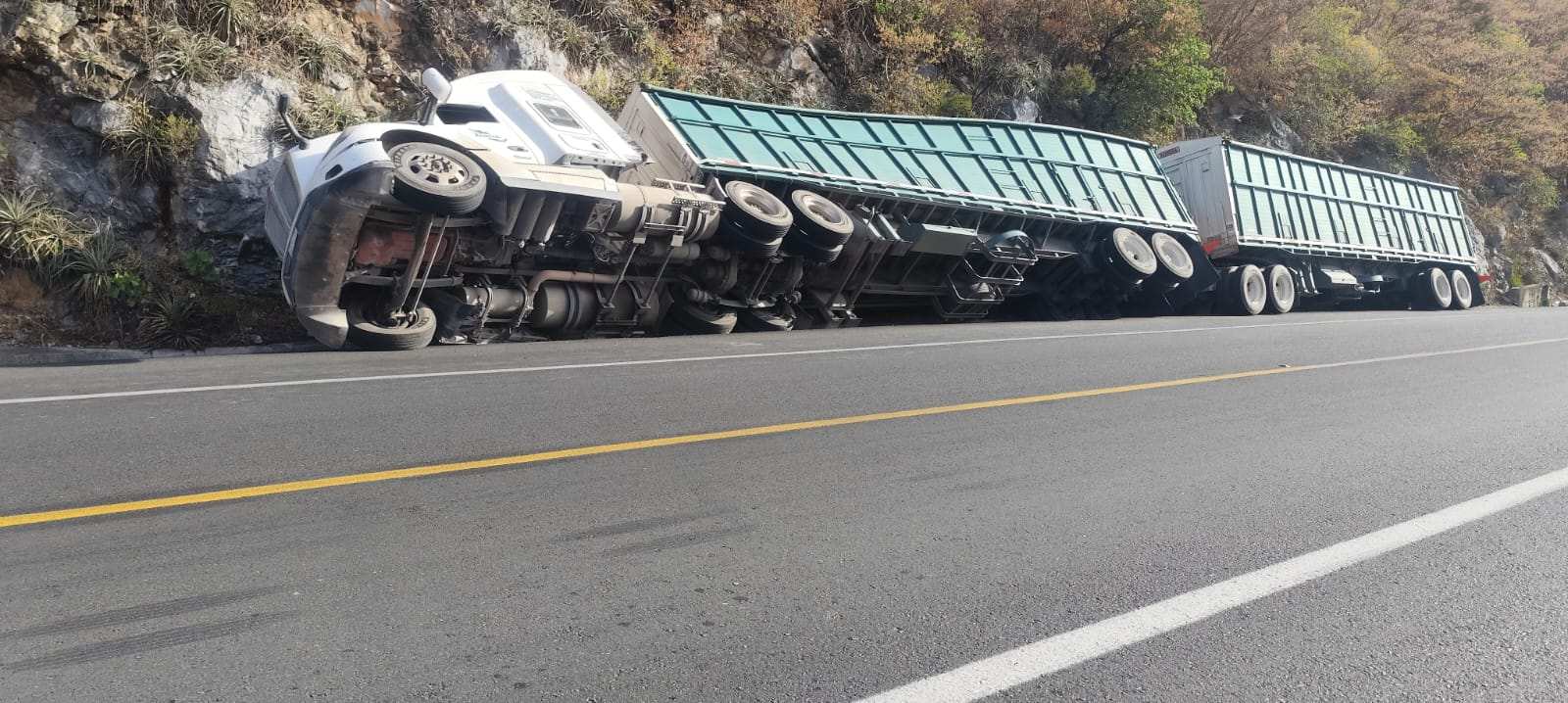 Tractocamión Kenworth vuelca en el kilómetro 14 de la carretera Rumbo Nuevo