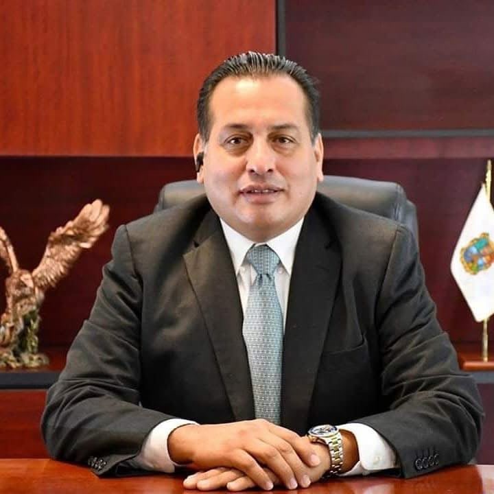 Brigada móvil de vacunación infantil en Tamaulipas revisando cartillas en una escuela de educación básica