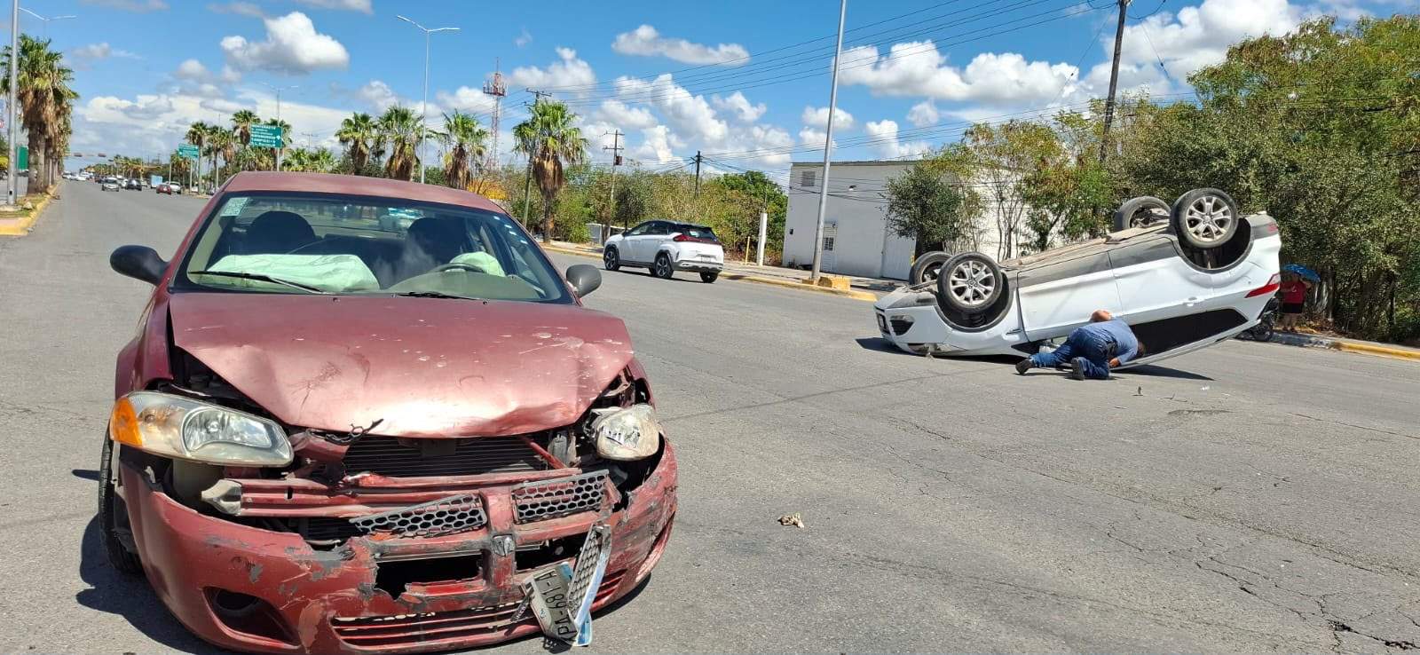 Familia sale ilesa tras espectacular volcadura en avenida José Sulaimán