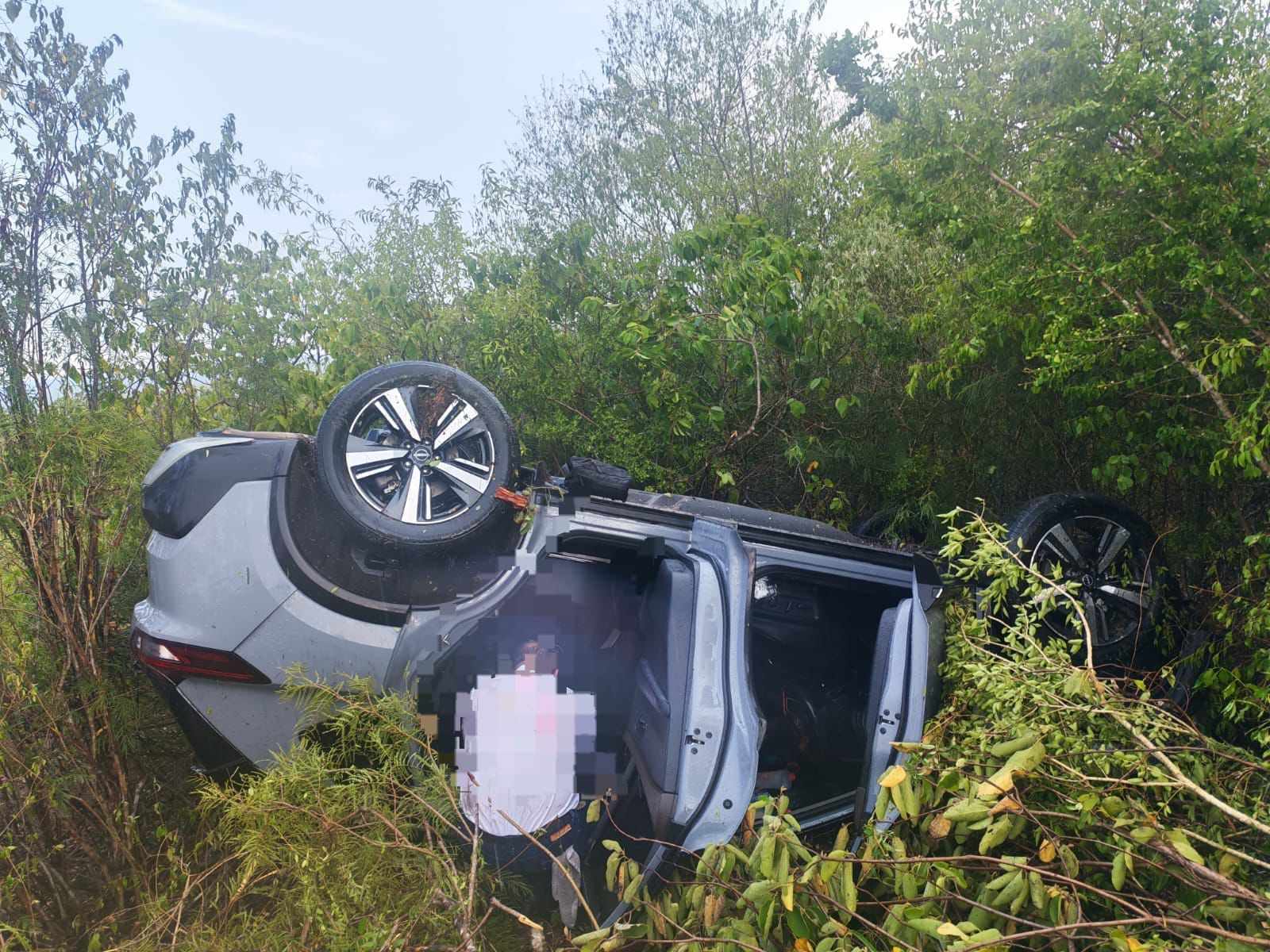 Volcadura en carretera Victoria-Matamoros deja vehículo fuera de la vía