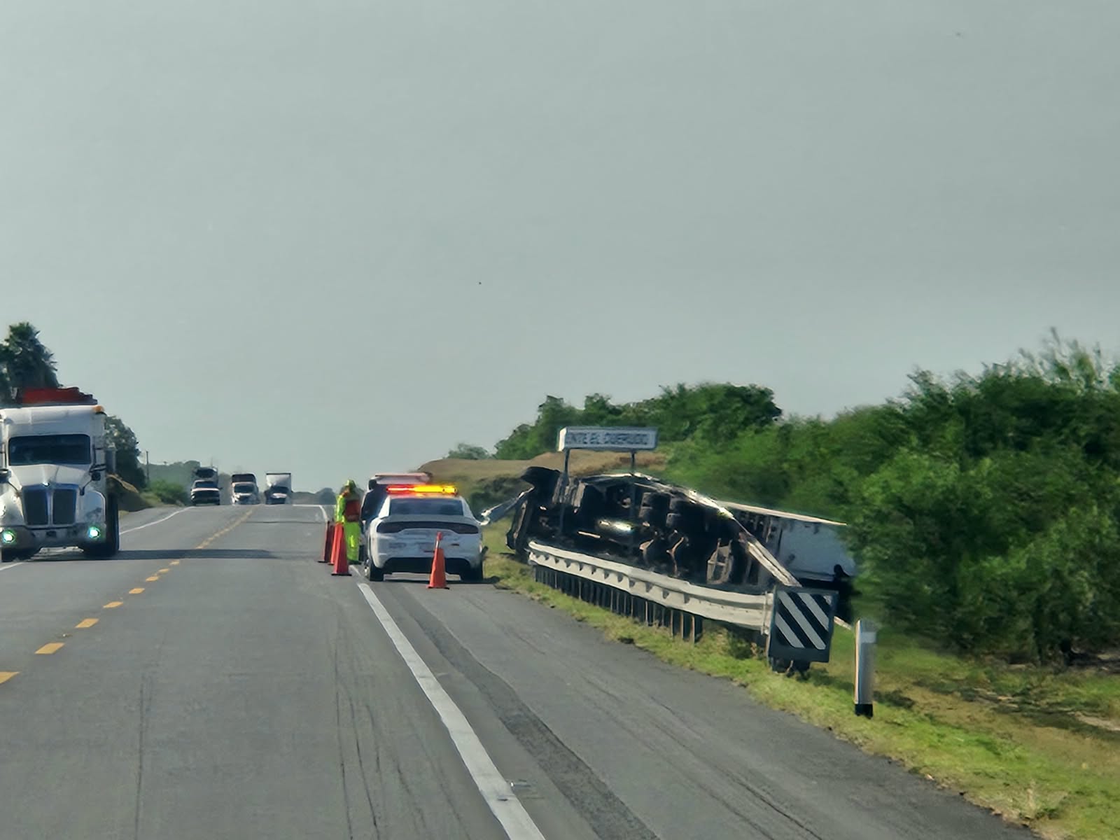 Vuelca camión de carga en la carretera Victoria-Zaragoza, en Llera