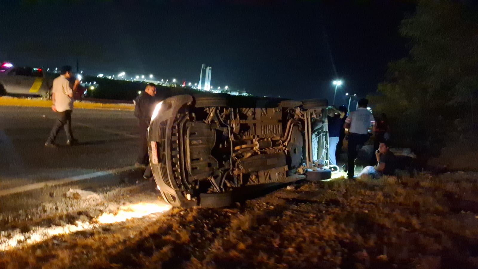 Un colchón en el asfalto provoca volcadura y deja dos heridos en Ciudad Victoria