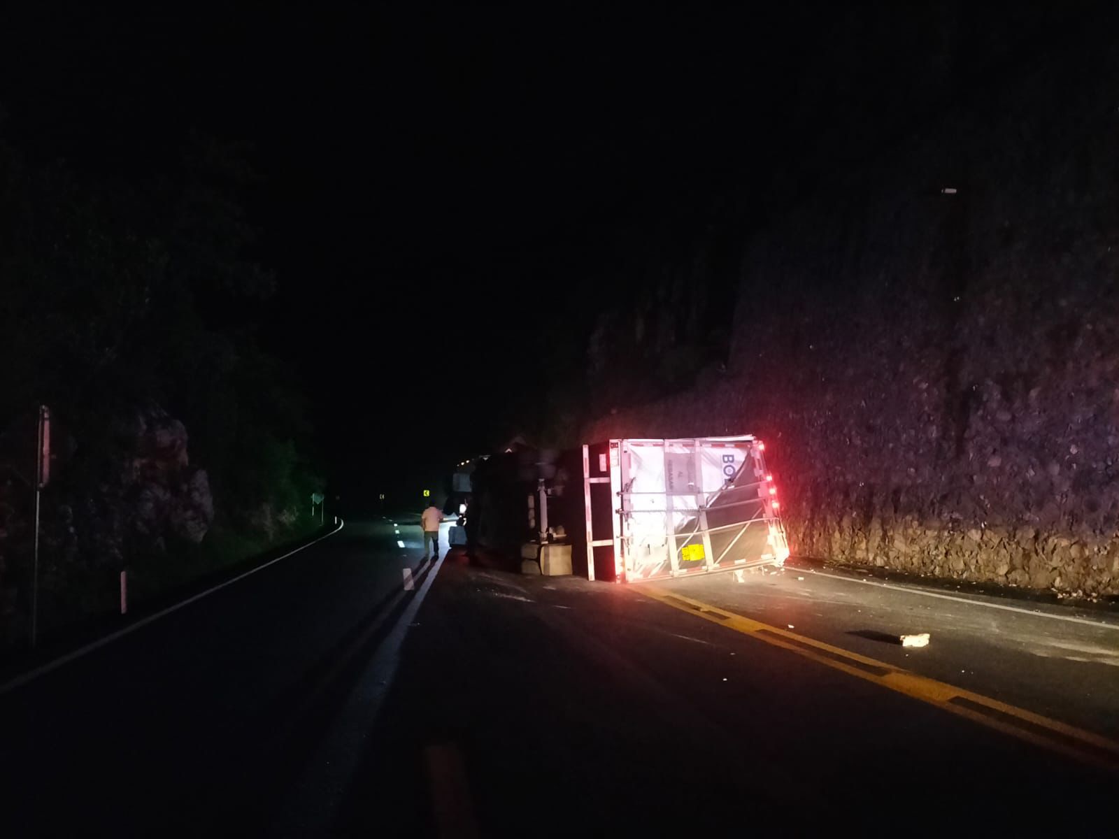 Volcadura de tractocamión bloquea carretera Juan Capitán-El Chihue en Tamaulipas