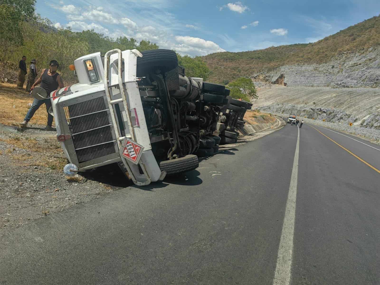 Tractocamión cargado con gasolina vuelca y bloquea la carretera estatal 126 Rumbo Nuevo
