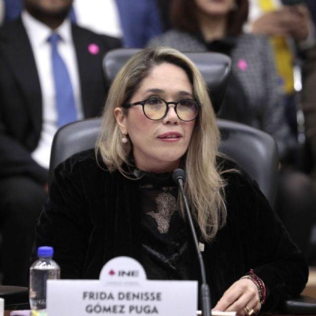 Urna electoral con bandera de México representando el voto en el extranjero 2026-2027 aprobado por el INE