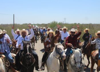 Cendy Robles es la invitada especial en nutrida Cabalgata en Casas.