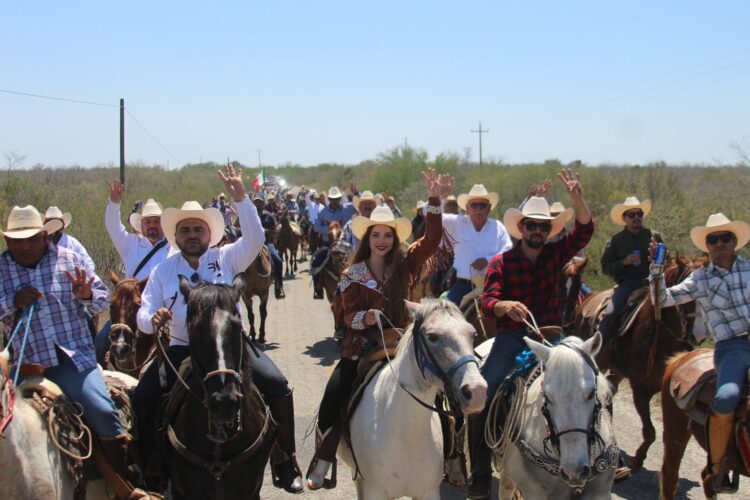 Cendy Robles es la invitada especial en nutrida Cabalgata en Casas.