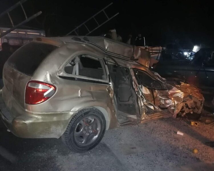 Choca camioneta con tráiler en Carretera Victoria-Monterrey