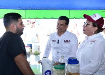 Recorre Lalo Gattás zona comercial en la  Avenida Zeferino Fajardo.