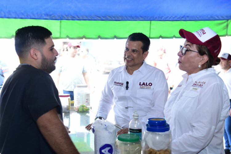 Recorre Lalo Gattás zona comercial en la  Avenida Zeferino Fajardo.