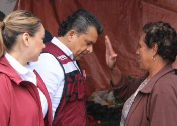 Bajo la lluvia, Lalo Gattas sigue recorriendo colonias de Victoria.