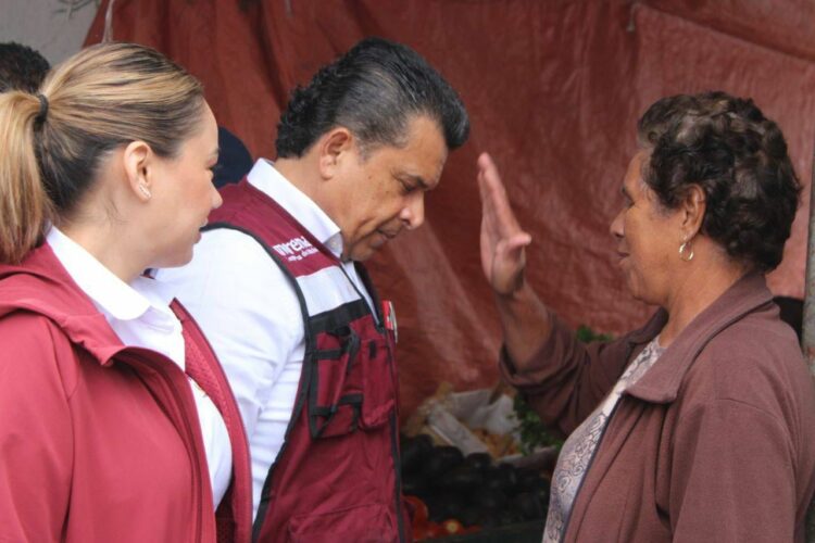 Bajo la lluvia, Lalo Gattas sigue recorriendo colonias de Victoria.