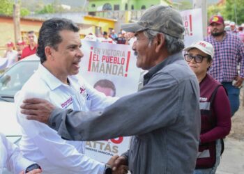 Vecinos de la Enrique Lara y Amalia G. van con Lalo por su reelección