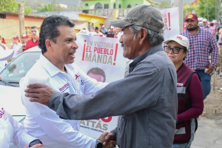 Vecinos de la Enrique Lara y Amalia G. van con Lalo por su reelección