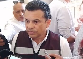 Pide Lalo Gattás licencia para ir por la reelección